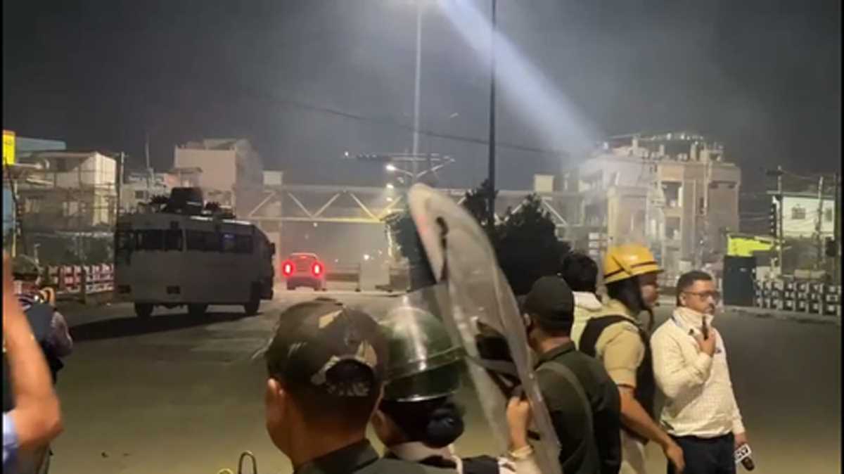 मणिपुर : भीड़ ने पुलिस चौकियों से भारी मात्रा में हथियार और गोला-बारूद लूटा, पुलिसकर्मी की मौत